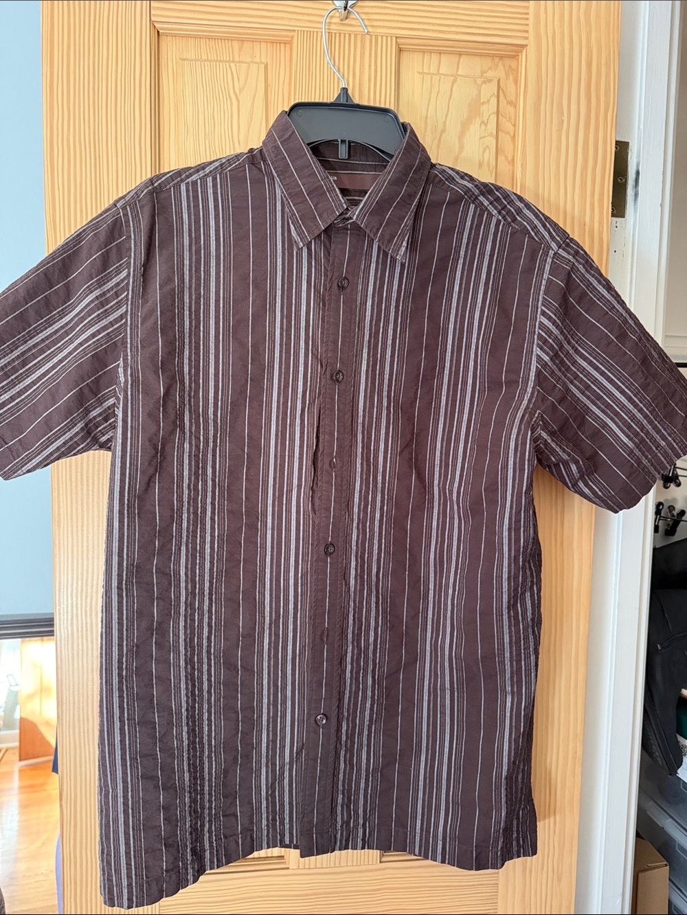 Men's Short-Sleeve Brown Stripe Button-Up Shirt
